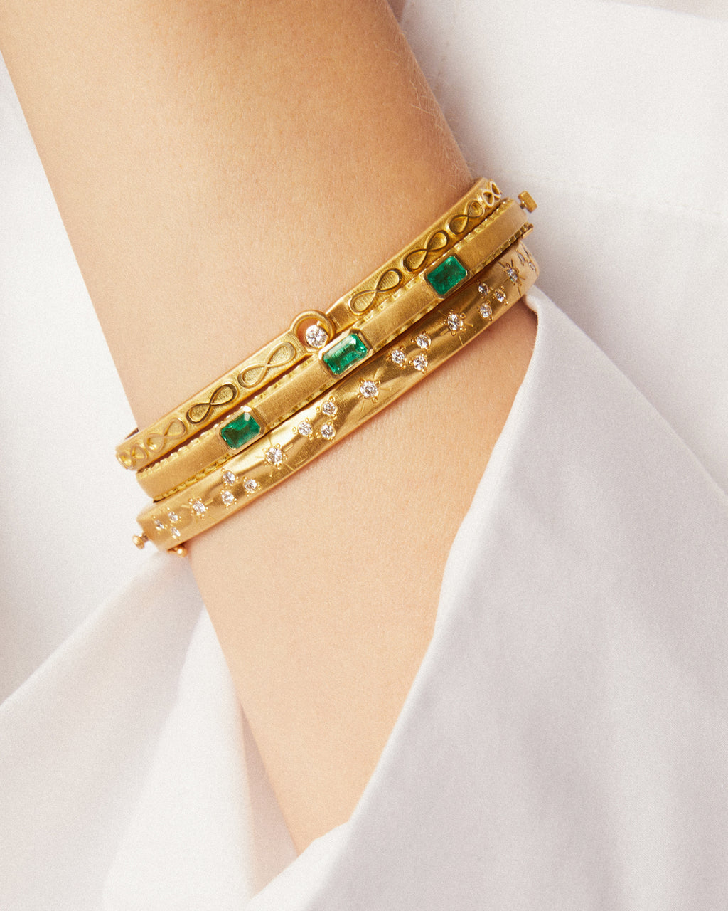 Emerald & 18k Gold Infinity Bangle